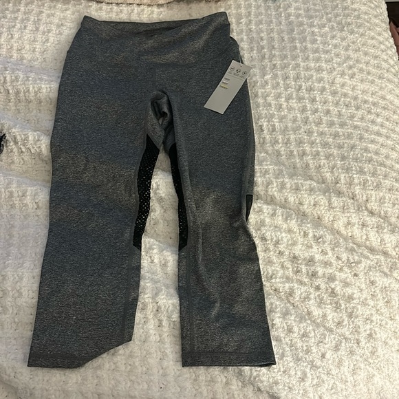 Zella Pants - Women’s NWT Zella Cropped Leggings - size S in grey & black